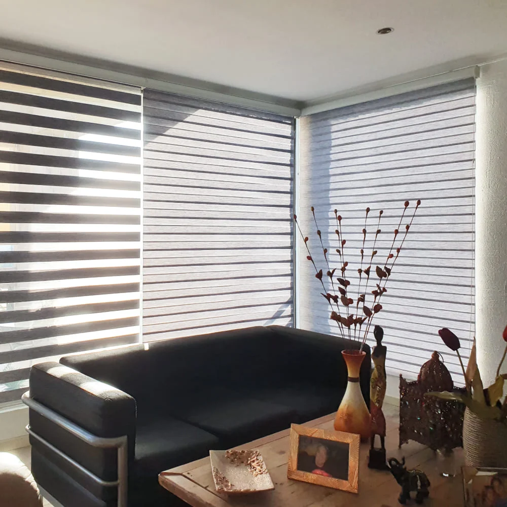 cortina roller duo gris habitacion