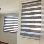 habitación con dos cortinas roller duo gris