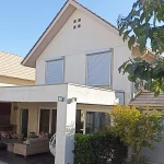 ventana con persiana blanca anti sonora